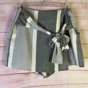 Lulus Gray White‎ Striped Skorts  Size Large